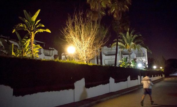 STEPONA (ESPAÑA), 23.1.2018. Vista de la calle Venus de Estepona donde esta mañana una mujer de 65 años ha sido golpeada en la cabeza.. Efe.