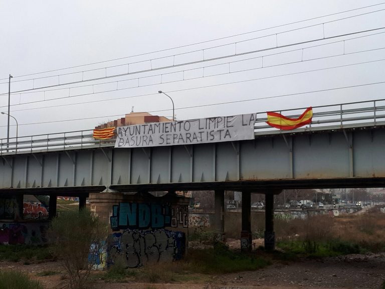 Terrasa​ amanece con un cartel que exige «limpiar» lazos amarillos separatistas