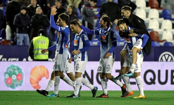 VALENCIA (ESPAÑA), 11.1.2018. Los jugadores del RCD Espanyol celebran su pase a cuartos de final de la Copa del Rey tras imponerse al Levante UD al finalizar el partido. Efe