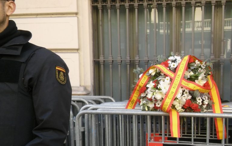 Convivencia entre ramo de flores a los policías durante el acto de Jusapol en Barcelona
