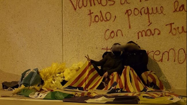 AMETLLA DEL VALLES (BARCELONA), 23.02.2018. En la imagen, la «Chica araña» junto a «La Serpi» posan por España por España junto a los restos de estrelladas... Lasvocesdelpueblo (9)