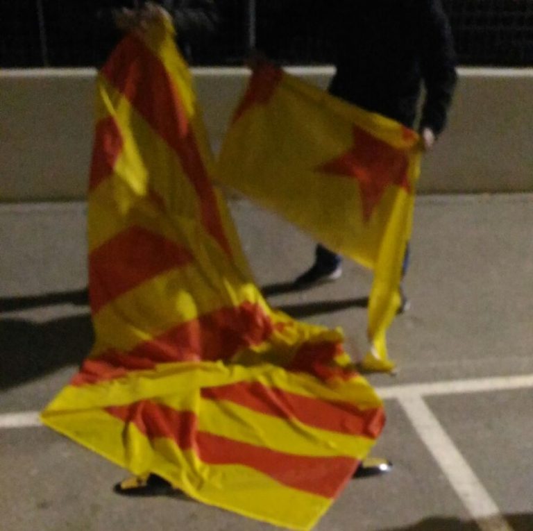 Alcalde racista de Argentona multará a pacificadores por retirar Estrellada y lacitos