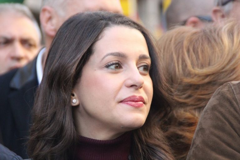 Arrimadas estudia presentarse a la investidura en un Pleno de «desbloqueo»