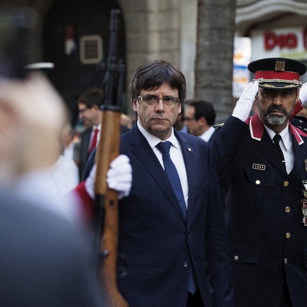 CATALUÑA (ESPAÑA), AÑO 2017. El expresidente catalán, prófugo d ela Justicia, Carles Puigdemont (i) junto al ex jefe de los Mozos de Escuadra Archivo Efe.