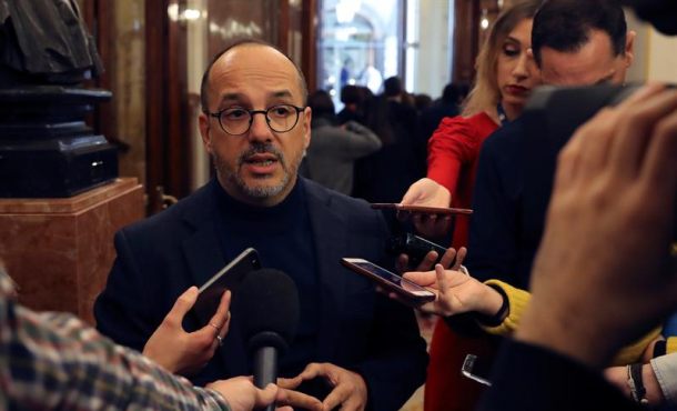 El portavoz del PDeCat Carles Campuzano, hace declaraciones a los medios de comunicación en los pasillos del Congreso de los Diputados. Archivo Efe