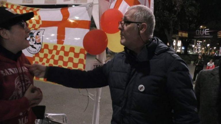 Un fascista de República amarilla ataca con sus dientes a pacíficos catalanes y Tabarnia