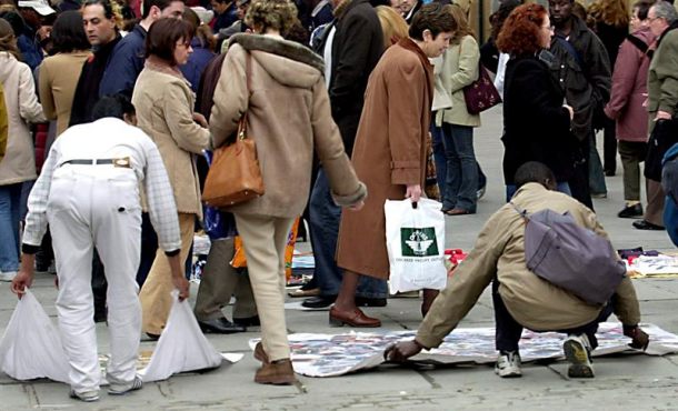 Fotografía de archivo de un grupo de 'manteros' (vendedores ambulantes con mercancías ilegales). Archivo Efe