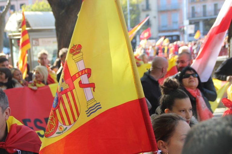 El orgullo español asciende al 53,9 % y se hunde la república amarilla al 40,8%