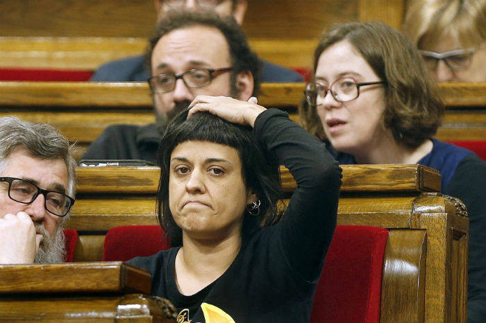 La portavoz de la CUP en el Parlamento de Cataluña, Anna Gabriel (primer plano a la derecha, durante un pleno. Archivo Efe