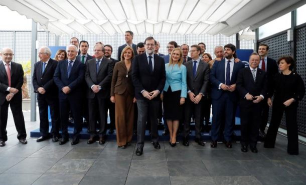 MADRID (ESPAÑA), 12.02.2018. El jefe del Gobierno y líder del PP, Mariano Rajoy (c), posa para la foto de familia antes de la reunión que ha mantenido. Efe.