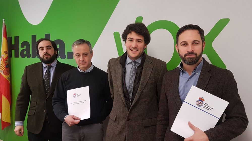 MADRID (ESPAÑA), 9.02.2018. El líder de VOX, Santiago Abascal Conde, a la derecha de la imagen, durante la reunión con la Real Federación Española de Caza (RFEC). Lasvocesdelpueblo