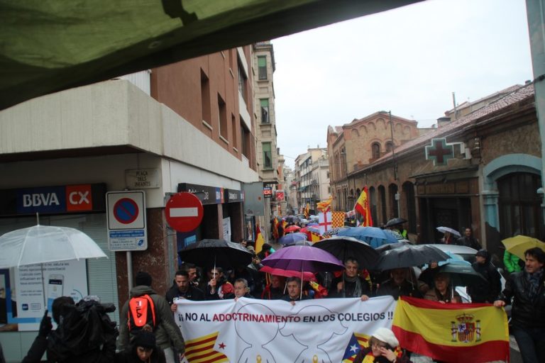 Miles de catalanes vencen al miedo y lluvia y claman contra «adoctrinamiento» en Manresa