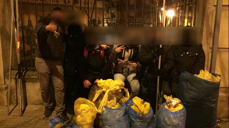 Mujeres y hombres retiran lacitos y carteles separatistas en Molins de Rey (Barcelona)