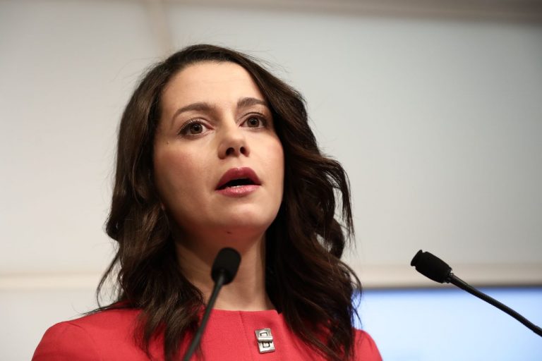 Arrimadas: «Jordis no puede ser presidente, se subió encima de coches de la Guardia Civil»