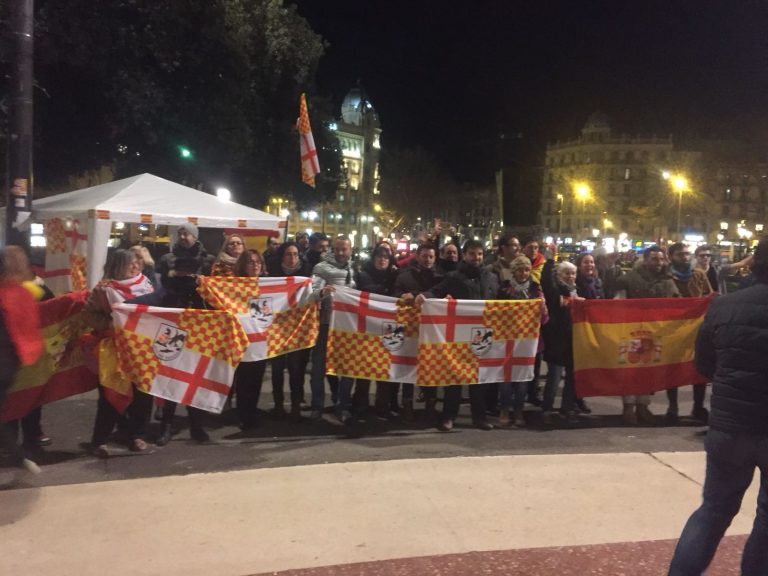 Recuperan la Pl. de Cataluña bailando con «Vivas España y Tabarnia» en Barcelona