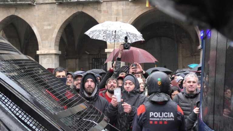 CUP, enjaulada, mira a jóvenes de DN cantar «Primavera» (Cara Al Sol) en Manresa