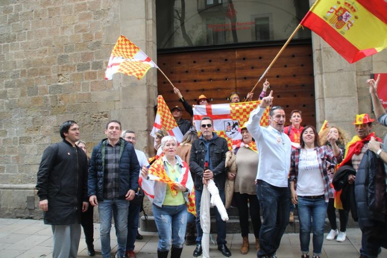 Ambiente festivo de la «Cataluña alegre» en Plaza Bonsuccés de Barcelona