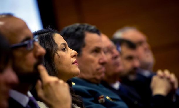BARCELONA (ESPAÑA), 07.03.2018. La líder de Ciudadanos en Cataluña, Ines Arrimadas, junto al teniente general de la Guardia Civil, Angel Gozalo (3i). efe