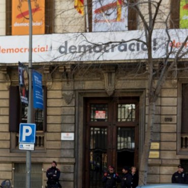 BARCELONA (ESPAÑA), 15.03.2018. facha de la sede central de la entidad hispanófoba fanática 'Omnium Cultural en Barcelona hoy durante los registros. efe