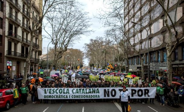 BARCELONA (ESPAÑA), 17.03.2018. Cabecera de la manifestación hispanófoba convocada por la plataforma creada por la organización xenófoba amarilla 'Omnium Cultural' «Somos Escuela Catalana». Efe