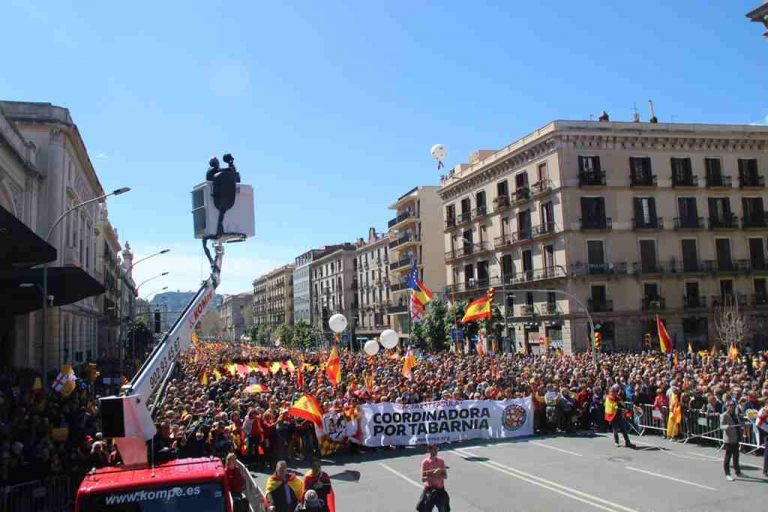 Más de 200 mil personas denuncian la «tiranía del independentismo racista» en Barcelona