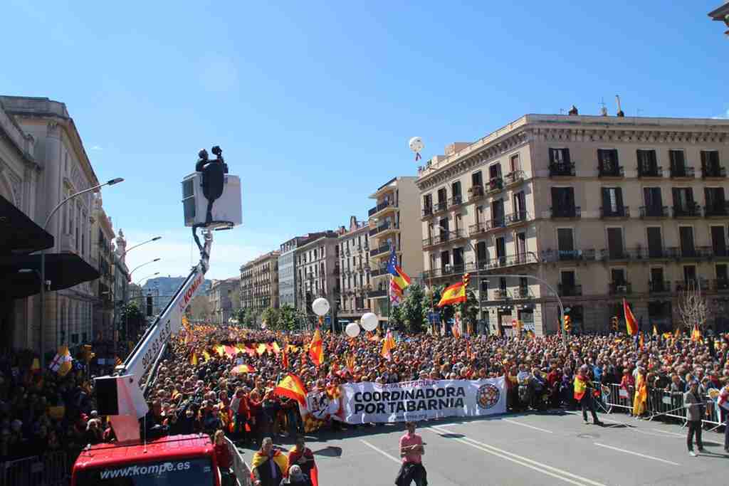 BARCELONA-ESPAÑA-18.03.2018.-200-mil-miles-banderas-de-España-Tabarnia-Cataluña-y-países-de-Europa-Portugal-y-Francia-durante-el-Seny18M-2018.-Lasvocesdelpueblo