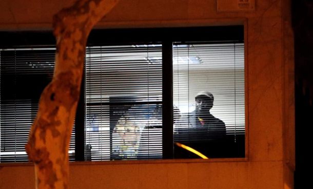 BARCELONA (ESPAÑA), 19.03.2018. Vista del hombre que retiene desde las 15.00 horas a la mujer del cónsul de Mali en Barcelona. efe