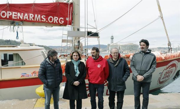 BARCELONA (ESPAÑA), 20.03.2018. El fundador de la ONG Pro Activa Open Arms, Òscar Camps (c), acompañado del cantante Joan Manuel Serrat (2d). efe