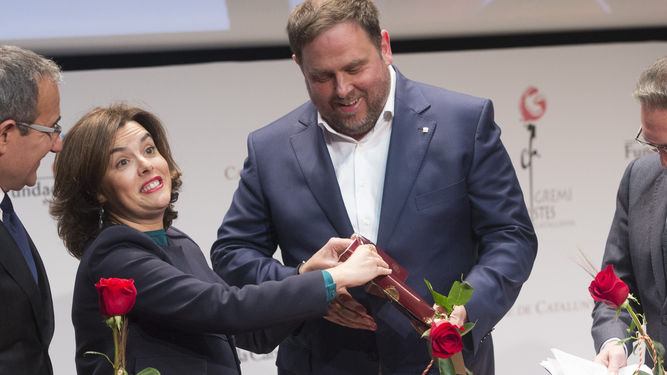 BARCELONA (ESPAÑA), 21.04.2017. La vicepresidenta del Gobierno, Soraya Sáenz de Santamaria (c) regala un libro al vicepresidente de la Generalitat de Cataluña. Efe