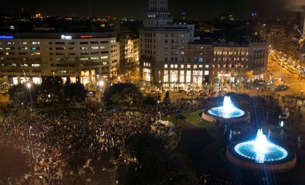 BARCELONA (ESPAÑA), 23.03.2018. Cientos de manifestantes se concentran en las inmediaciones de la Delegación del Gobierno en Barcelona tras conocerse la decisión del juez Pablo Llarena. Efe