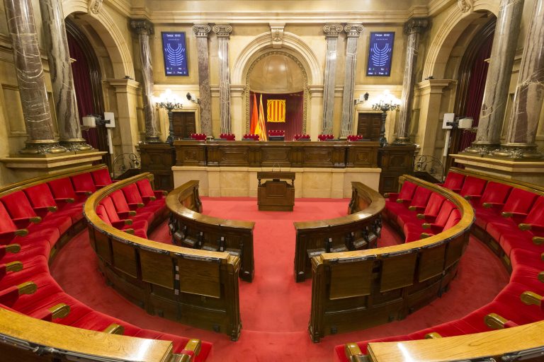 La JEC traslada al Gobierno la decisión de «eximir» a los partidos del requisito de recogida de avales del 14F