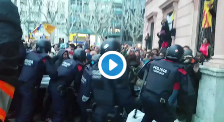 Porras de Mozos legales contra violentos atacantes separatistas en Barcelona