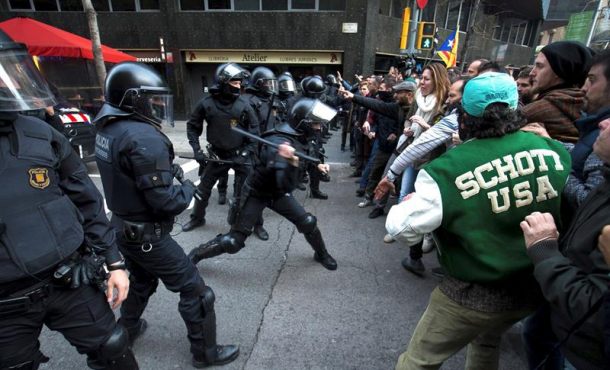 BARCELONA (ESPAÑA), 25.03.2018. Miembros de los Mozos de Escuadra impiden el paso de manifestantes extremistas separatistas ultraviolentos. Efe