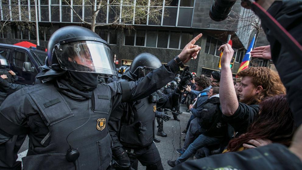 BARCELONA (ESPAÑA), 25.03.2018. Policías de la (BRIMO) de los Mozos de Escuadra impiden el paso de manifestantes separatistas ultraviolentos. efe