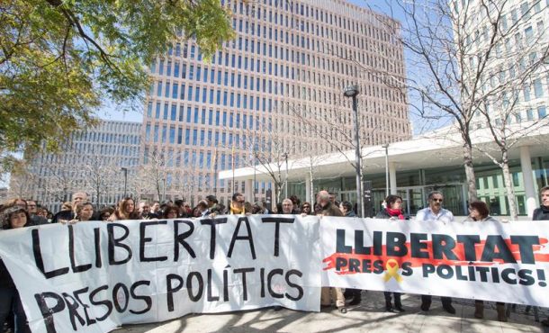 BARCELONA (ESPAÑA), 26.03.2018. Diferentes colectivos y asociaciones separatistas de abogados de todos los partidos judiciales de Cataluña acompañados. efei