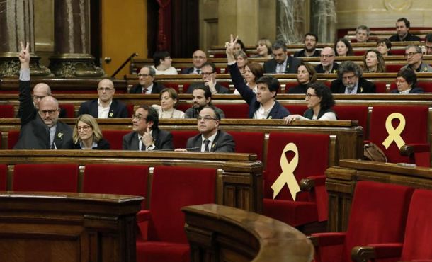 BARCELONA (ESPAÑA), 28.02.2018. Diputados de Junts per Catalunya y ERC, durante el pleno del Parlament de Cataluña convocado este martes. Efe