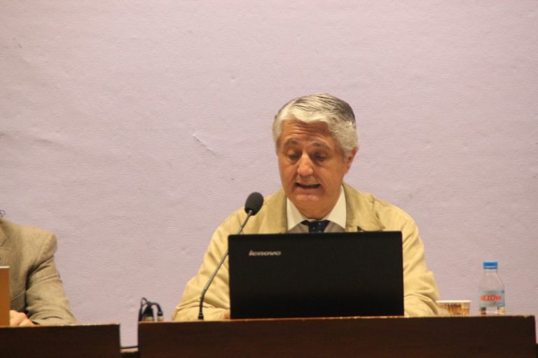 La disidencia muestra su apoyo al profesor Francisco Oya, increpado por el separatismo