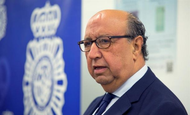 CASTRO URDIALES (ESPAÑA), 20.03.2018. El director General de la Policía, Germán López Iglesias, en la oficina para expedición del DNI.Efe