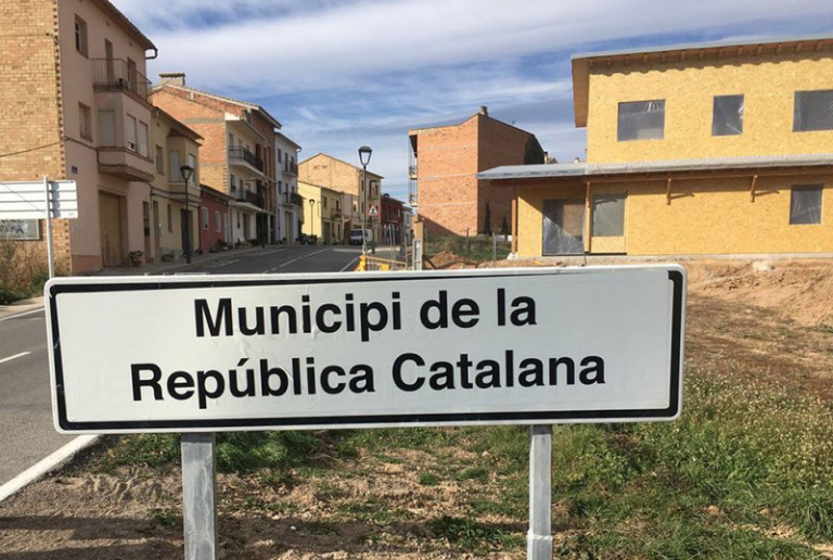 Invasión totalitaria amarilla republicana de más 50 municipios españoles en Cataluña
