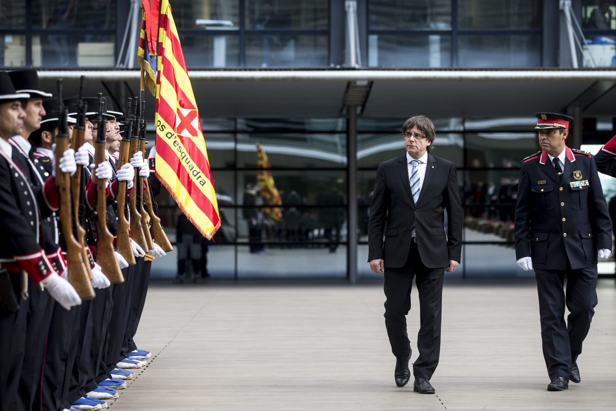 CATALUÑA (ESPAÑA), año 2016. El Presidente de la Generalidad de Cataluña, Carles Puigdemont Casamajò (i), hombre que nadie votó, fue nombrado a dedo por Artur Mas. efe