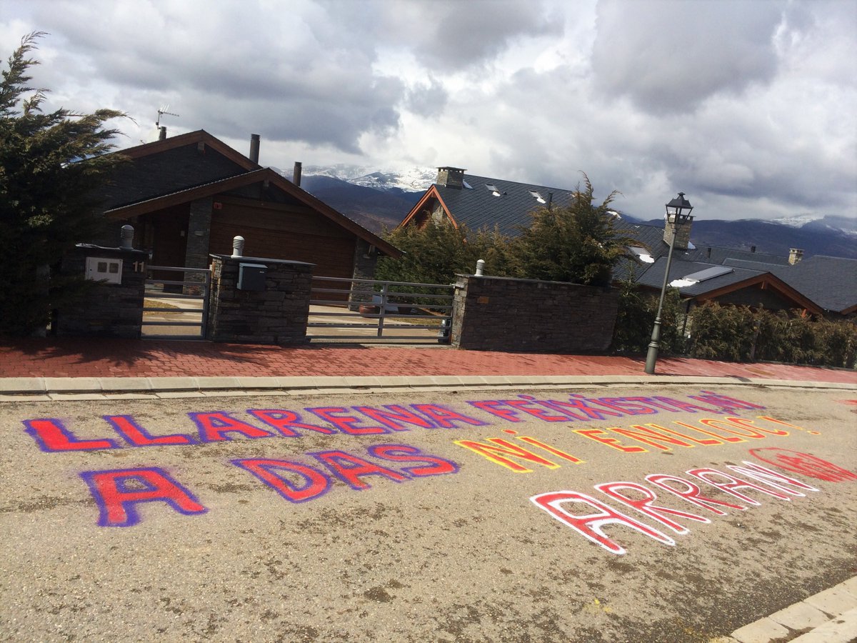 DAS (GERONA) ESPAÑA, Pintadas de amenazas de muerte del independentismo contra civiles y jueces por defender la democracia en Cataluña y resto de España. Lasvocesdelpueblo