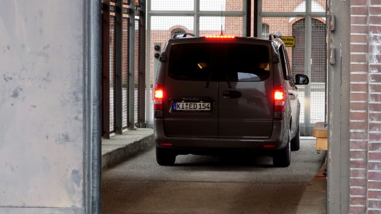 Trasladan al delincuente Puigdemont a la cárcel de Neumünster (Alemania)