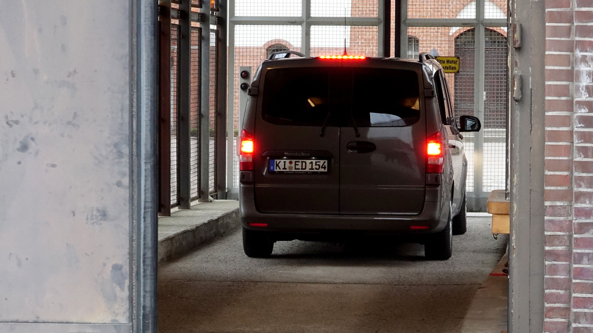 DOMINGO DE RAMOS, 25.03.2018. El delincuente golpista Carles Puigdemont es trasladado en una furgoneta de la policía al centro de detención de Neumünster, en el norte de Alemania. Efe