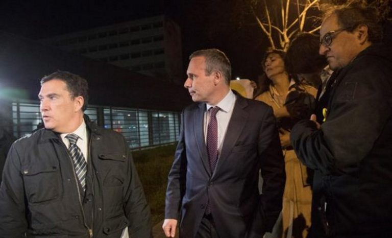 FOTOGRAFÍA. BARCELONA (ESPAÑA), 28.03.2018. La Audiencia de Barcelona amnistía a Josep Lluís Alay Rodríguez. La policía nacional ha dejado en libertad a Josep Lluis Alay Rodríguez (c), el historiador que acompañaba el pasado domingo al ex presidente de la Generalitat Carles Puigdemont Casamajó, cuando fue detenido en Alemania en la furgoneta en la que se dirigía a Bruselas. En la foto, el individuo conocido como "Director de la Oficina de Carles Puigdemont Casamajó", acompañado del abogado Jaume Alonso-Cuevillas (i) y el diputado de Junts per Catalunya (JxCat), Quim Torra (d). Efe.