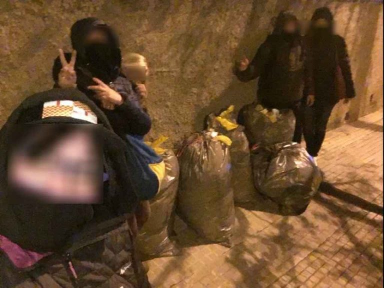 Cataluña| Un concejal y Policía separatista acosan a las catalanas quita lazos en Papiol