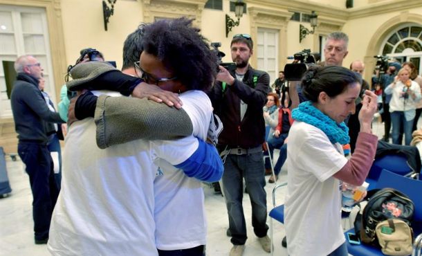 Fotografía de archivo del 09.03.2018 de Patricia Ramírez (d), y Ángel Cruz, padres de Gabriel, y la pareja del padre (c). Efe