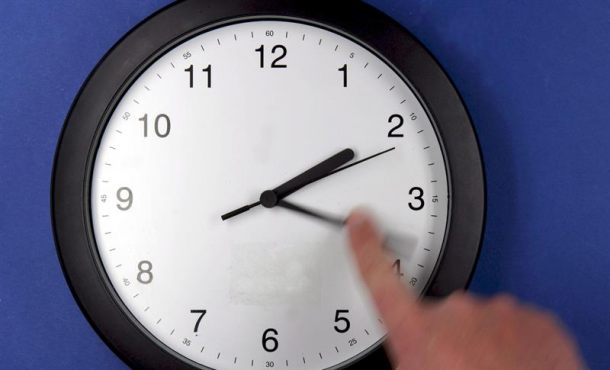 Imagen de una mano cambiando un reloj. Archivo