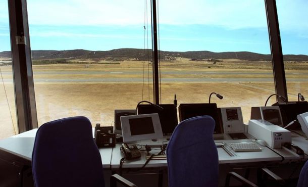 Interior de una torre de control de un aeropuerto. Archivo Efe.