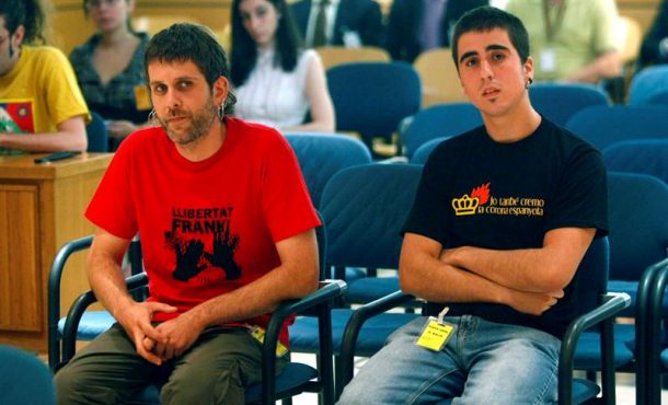 Jaume Roura (i) y Enric Stern (d), los dos jóvenes acusados y condenados por un delito de injurias graves a la Corona.. Archivo Efe