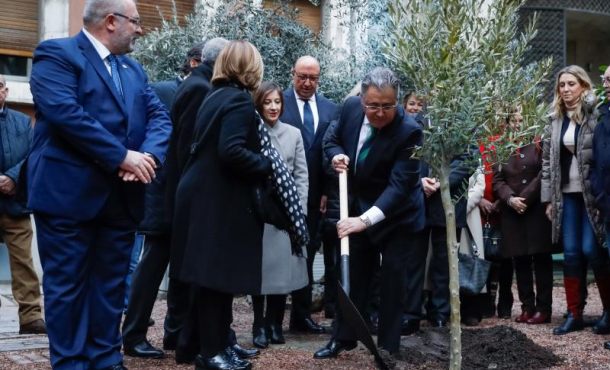 MADRID (ESPAÑA), 02.03.2018. El ministro del Interior, Juan Ignacio Zoido, acompañado por todos los representantes de las asociaciones de víctimas del 11-M. eFE